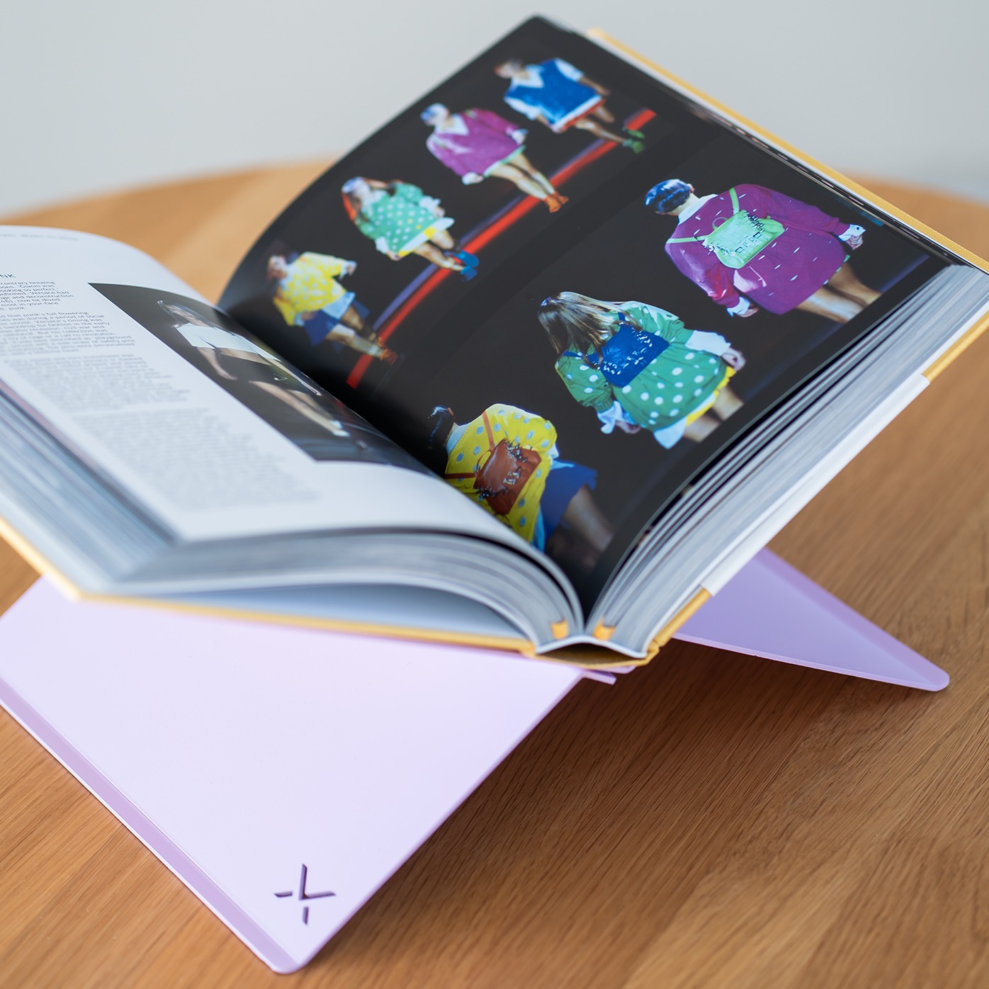 Giftset – Bookstand + Versace CATWALK book – Animeaux